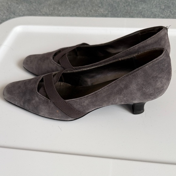 Size 6 Anne Klein iflex Taupe Suede Kitten Heels - Picture 2 of 8